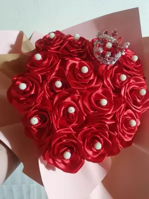 🌹✨ Rosas rojas con perlas y corona ✨🌹